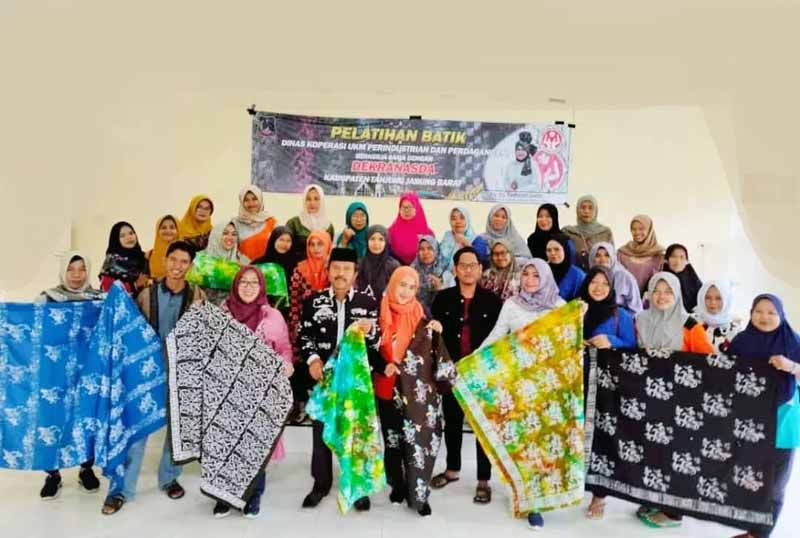 Sekertaris Dekranasda Tanjab Barat Hj Siti Azizah, SH bersama pelatih, Camat Pengabuan dan peserta Pelatihan Batik menunjukkan beberapa bahan jadi hasil pelatihan. FOTO : Ist