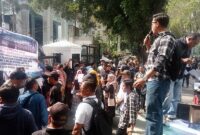 Aksi Demo Forum Orangtua CASIS Korban Nina Wati, Tuntut Kerugian Puluhan Miliar Rupiah. FOTO : Rizky Zulianda