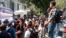 Aksi Demo Forum Orangtua CASIS Korban Nina Wati, Tuntut Kerugian Puluhan Miliar Rupiah. FOTO : Rizky Zulianda