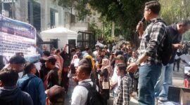 Aksi Demo Forum Orangtua CASIS Korban Nina Wati, Tuntut Kerugian Puluhan Miliar Rupiah. FOTO : Rizky Zulianda