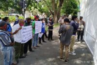 FOTO : Aliansi Masyarakat Anti Manipulasi dan Korupsi (AMPUTASI) Saat Melakukan Unjuk Rasa di Depan Kejaksaan Tinggi Jambi, Senin (12/07/21).