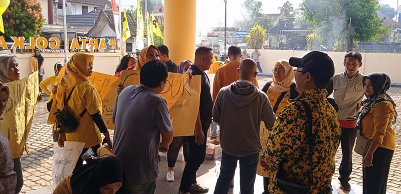 Simpatisan dan Kader Golkar Kota Jambi Saat Gelar Aksi Tolak Keputusan Rekom DPP Golkar. FOTO : Viryzha/LT