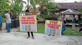 Masyarakat Berunjuk Rasa Terkait Ijazah Palsu Salah Satu Calon Kades Desa Sui Ambangah. FOTO : Tim Liputan