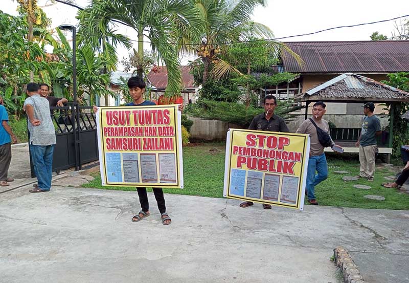 Masyarakat Berunjuk Rasa Terkait Ijazah Palsu Salah Satu Calon Kades Desa Sui Ambangah. FOTO : Tim Liputan