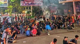 Para demonstrasi Masih Bertahan di depan Gedung DPRD Provinsi Jambi, Jumat (29/8/2025) hingga Malam. FOTO : DY