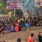 Para demonstrasi Masih Bertahan di depan Gedung DPRD Provinsi Jambi, Jumat (29/8/2025) hingga Malam. FOTO : DY