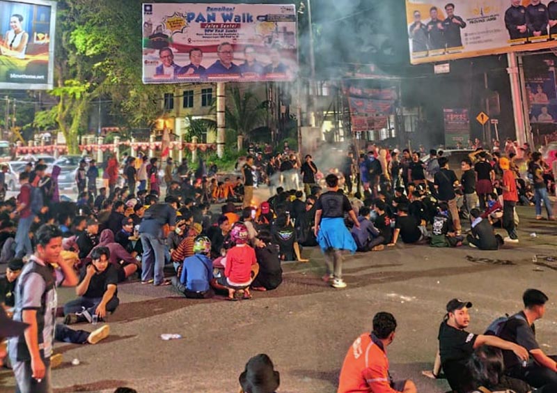 Para demonstrasi Masih Bertahan di depan Gedung DPRD Provinsi Jambi, Jumat (29/8/2025) hingga Malam. FOTO : DY