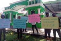 Sejumlah Warga dan Aktifis Jambi Gelar Demo di Depan Kantor Kanwil Provinsi Jambi, Minta Menteri Yaqut Perhatikan Kekosongan Kanwil Kemenag Jambi, Sabtu (9/10/21). FOTO : Noval