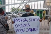 LSM Bidik Indonesia Saat Melakukan Aksi Unjuk Rasa di depan Kantor Kejaksaan Tinggi Jambi, Rabu (29/9/21). FOTO : Dhe