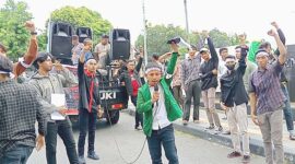 BEM UMN AW Medan Saat Aksi Unjuk Rasa Perihal Persoalan PT Super Andalas Plastik & PT Cakra Sukses Logamindo di Kantor Gubsu. FOTO : RZ/LT