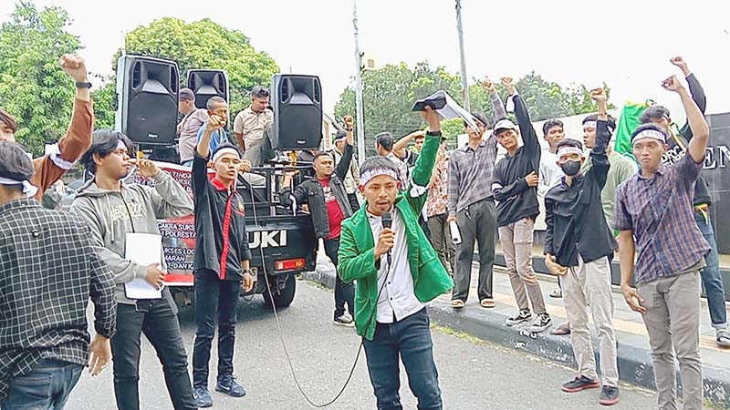 BEM UMN AW Medan Saat Aksi Unjuk Rasa Perihal Persoalan PT Super Andalas Plastik & PT Cakra Sukses Logamindo di Kantor Gubsu. FOTO : RZ/LT