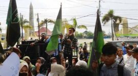 Aksi Unjuk Rasa HMI bersama Masyarakat Peduli Listrik Tanjung Jabung Barat, Senin (23/5/22). FOTO : Ist