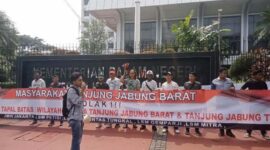 Aliasi Mahasiswa dan Masyarakat Tanjabbar Bersatu Saat Gelar Unjuk Rasa Tolak Pengeseran Tapal Batas Tanjab Barat ke Tanjab Timur di Depan Gedung Kemendagri. FOTO : Istimewa