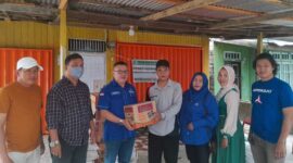 Ketua DPC Partai Demokrat Tanjab Barat Jamal Darmawan Sie didampingi pengurus, menyerahkan bantuan bagi korban kebakaran yang diwakili pihak Kelurahan di Posko bantuan, Senin (17/10/22). FOTO : Dok. Partai Demokrat