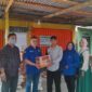Ketua DPC Partai Demokrat Tanjab Barat Jamal Darmawan Sie didampingi pengurus, menyerahkan bantuan bagi korban kebakaran yang diwakili pihak Kelurahan di Posko bantuan, Senin (17/10/22). FOTO : Dok. Partai Demokrat