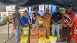 Jamal Darmawan Sie didampingi Kader Partai Demokrat menyerahkan bantuan yang diterima langsung oleh Lurah Tungkal IV Kota H Mohammad Arif mewakili warga korban kebakaran, Selasa (10/10/23). FOTO : Dok/Demokrat