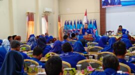 Ketua Bappiluda DPD Partai Demokrat Provinsi Jambi Ahmad Fauzi Ansori menyosialisasikan peraturan organisasi di giat pembekalan Bacaleg di DPC Partai Demokrat Tanjab Barat, Sabtu (26/11/22). FOTO : Ist