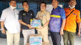 Jamal Darmawan, Sie didampingi Pengurus menyerahkan bantuan untuk korban kebakaran dan diterima oleh Lurah Tungkal III Achmad Syafe'i, Selasa (25/10/22). FOTO : Dok. Partai Demokrat
