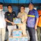 Jamal Darmawan, Sie didampingi Pengurus menyerahkan bantuan untuk korban kebakaran dan diterima oleh Lurah Tungkal III Achmad Syafe'i, Selasa (25/10/22). FOTO : Dok. Partai Demokrat