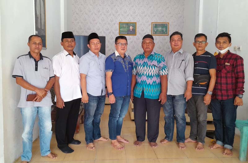 Jamal Darmawan dan pengurus foto bersama Ketua PCNU Tanjung Jabung Barat Kyai Machfudz dan pengurus, Rabu (20/7/22). FOTO : Ist