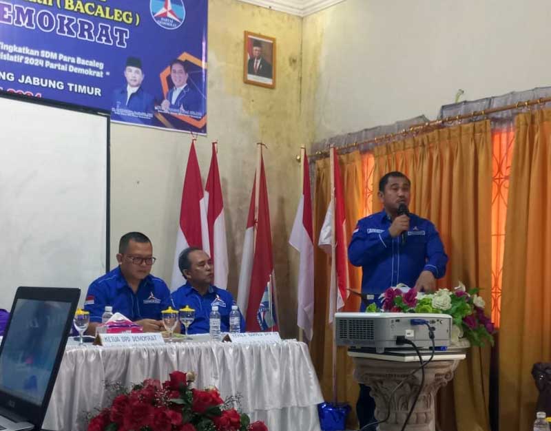 Ketua DPD Partai Demokrat Provinsi Jambi H. Mashuri, SP, ME berikan motivasi kepada Bacaleg di Kabupaten Tanjung Jabung Timur. FOTO : Ist