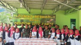 Kegiatan Denpom II/2 Jambi Bersama Persik KCK dan Staf Bagikan Bingkisan Jumat Penuh Berkah. FOTO : Dhea.