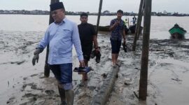 Jamal Darmawan Sie Saat Tinjau Lokasi DIbutuhkannya Dermaga Apung di Desa Kuala Baru Kecamatan Seberang Kota, Minggu (21/5/23). FOTO : LT