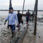 Jamal Darmawan Sie Saat Tinjau Lokasi DIbutuhkannya Dermaga Apung di Desa Kuala Baru Kecamatan Seberang Kota, Minggu (21/5/23). FOTO : LT