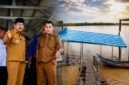 Bupati Tanjab Barat Anwar Sadat didampingi jajaran dinas terkait saat memantau langsung kerusakan dermaga penyeberangan di Desa Tanjung Senjulang, Kecamatan Bram Itam, Senin (06/07). (Foto: Humas/Istimewa)