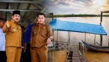 Bupati Tanjab Barat Anwar Sadat didampingi jajaran dinas terkait saat memantau langsung kerusakan dermaga penyeberangan di Desa Tanjung Senjulang, Kecamatan Bram Itam, Senin (06/07). (Foto: Humas/Istimewa)