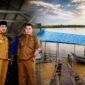 Bupati Tanjab Barat Anwar Sadat didampingi jajaran dinas terkait saat memantau langsung kerusakan dermaga penyeberangan di Desa Tanjung Senjulang, Kecamatan Bram Itam, Senin (06/07). (Foto: Humas/Istimewa)