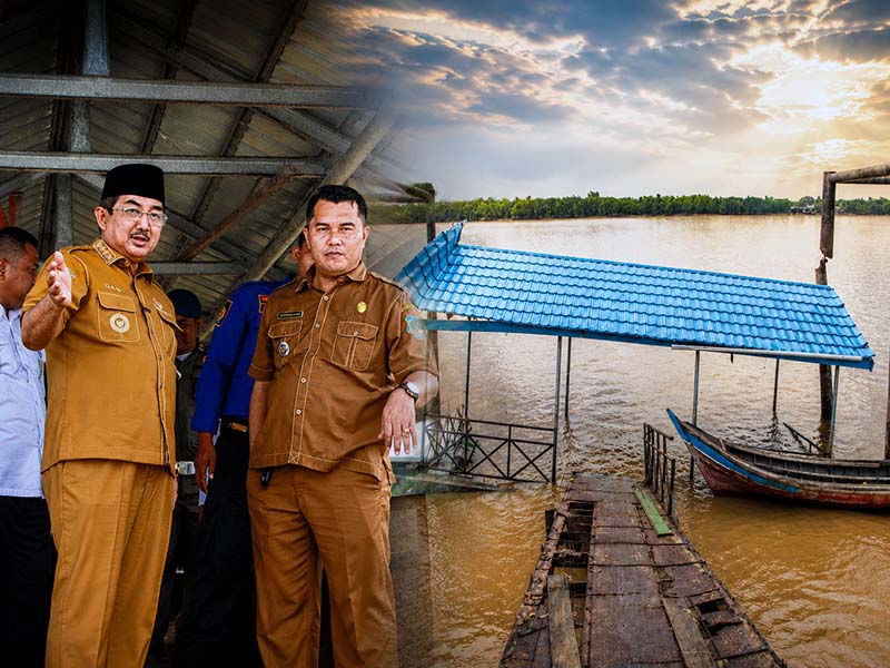 Bupati Tanjab Barat Anwar Sadat didampingi jajaran dinas terkait saat memantau langsung kerusakan dermaga penyeberangan di Desa Tanjung Senjulang, Kecamatan Bram Itam, Senin (06/07). (Foto: Humas/Istimewa)