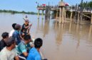 Sejumlah warga dan Tim SAR Gabungan menggunakan perahu kayu (pompong) saat menyusuri area sekitar runtuhnya jembatan dermaga Sungai Limau, Desa Sungai Landak, Kabupaten Tanjung Jabung Barat. Tampak di latar belakang material struktur jembatan penyeberangan yang ambruk ke dasar sungai, memicu dugaan kuat bahwa kedua korban pekerja pengelasan terjebak di bawah puing-puing bangunan tersebut. (FOTO: Dok. Istimewa/Lintastungkal)