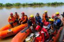 Tim penyelamat dari Basarnas, BPBD (BNPB), Satpolairud Polres Tanjab Barat, dan relawan Palang Merah Indonesia (PMI) bersiap di atas perahu karet untuk melanjutkan pencarian dua korban hilang di Sungai Limau, Kecamatan Senyerang, masih nihil, Minggu (24/5/26). (FOTO: Dok. Istimewa/Lintastungkal)