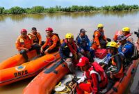 Tim penyelamat dari Basarnas, BPBD (BNPB), Satpolairud Polres Tanjab Barat, dan relawan Palang Merah Indonesia (PMI) bersiap di atas perahu karet untuk melanjutkan pencarian dua korban hilang di Sungai Limau, Kecamatan Senyerang, masih nihil, Minggu (24/5/26). (FOTO: Dok. Istimewa/Lintastungkal)