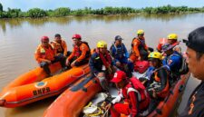 Tim penyelamat dari Basarnas, BPBD (BNPB), Satpolairud Polres Tanjab Barat, dan relawan Palang Merah Indonesia (PMI) bersiap di atas perahu karet untuk melanjutkan pencarian dua korban hilang di Sungai Limau, Kecamatan Senyerang, masih nihil, Minggu (24/5/26). (FOTO: Dok. Istimewa/Lintastungkal)