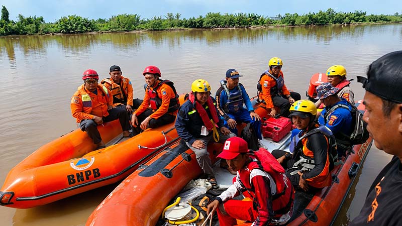 Tim penyelamat dari Basarnas, BPBD (BNPB), Satpolairud Polres Tanjab Barat, dan relawan Palang Merah Indonesia (PMI) bersiap di atas perahu karet untuk melanjutkan pencarian dua korban hilang di Sungai Limau, Kecamatan Senyerang, masih nihil, Minggu (24/5/26). (FOTO: Dok. Istimewa/Lintastungkal)