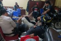 Diduga Geng Ster Sekelompok Pemuda Jadi Bulan-Bulanan Warga Senelum Diserahkan ke Polisi. FOTO : ISt