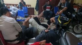 Diduga Geng Ster Sekelompok Pemuda Jadi Bulan-Bulanan Warga Senelum Diserahkan ke Polisi. FOTO : ISt