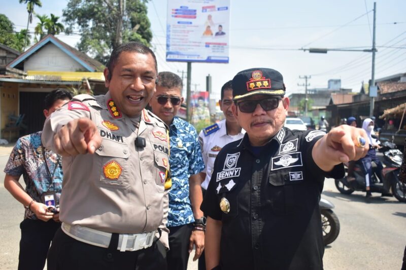 Dirlantas Polda Jambi Kombes Pol Dhafi bersama Steakholder Terkait Saat Lakukan Survei Cari Solusi Kemacetan di Jembatan Aur Duri I, Selasa (16/7/24). FOTO : Viryzha/LT