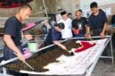 Para pekerja penyandang disabilitas di Rumah Batik Kinarsih, Blitar, saat menyelesaikan pembuatan kain batik di bawah tinjauan langsung Sekjen Kemnaker Cris Kuntadi. Kemnaker mengapresiasi pelaku usaha yang berani mematahkan stigma dengan membuka ruang kerja setara bagi ragam disabilitas. (Foto: Dok. Biro Humas Kemnaker) 