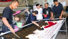 Para pekerja penyandang disabilitas di Rumah Batik Kinarsih, Blitar, saat menyelesaikan pembuatan kain batik di bawah tinjauan langsung Sekjen Kemnaker Cris Kuntadi. Kemnaker mengapresiasi pelaku usaha yang berani mematahkan stigma dengan membuka ruang kerja setara bagi ragam disabilitas. (Foto: Dok. Biro Humas Kemnaker) 
