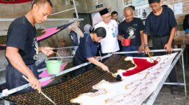 Para pekerja penyandang disabilitas di Rumah Batik Kinarsih, Blitar, saat menyelesaikan pembuatan kain batik di bawah tinjauan langsung Sekjen Kemnaker Cris Kuntadi. Kemnaker mengapresiasi pelaku usaha yang berani mematahkan stigma dengan membuka ruang kerja setara bagi ragam disabilitas. (Foto: Dok. Biro Humas Kemnaker) 