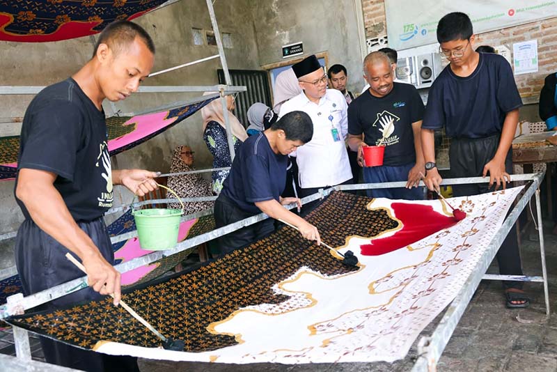 Para pekerja penyandang disabilitas di Rumah Batik Kinarsih, Blitar, saat menyelesaikan pembuatan kain batik di bawah tinjauan langsung Sekjen Kemnaker Cris Kuntadi. Kemnaker mengapresiasi pelaku usaha yang berani mematahkan stigma dengan membuka ruang kerja setara bagi ragam disabilitas. (Foto: Dok. Biro Humas Kemnaker) 
