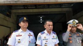 Kadishub Sumut Agustinus Panjaitan Turun Langsung Penertiban Lalu lintas di Jalan Jamin Ginting Minta Operator Angkutan Patuhi Aturan Pool. [FOTO : Gunawan H]