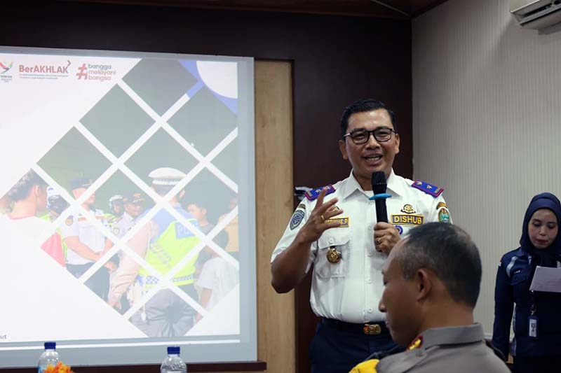 Kadis Perhubungan Sumut Agustinus Panjaitan dalam Rapat Evaluasi Penertiban di aula Kantor Dishub Kota Medan, Jalan Pinang Baris, Kamis (20/6). {FOTO : Gunawan H/Lintastungkal]