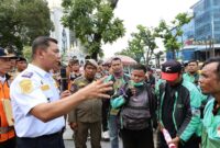 Kadishub Sumut Dr Agustinus Panjaitan Saat Temui Aksi Solidaritas Driver Medan (ASDM) Untuk Serap Aspirasi Driver Ojol. FOTO : HMS