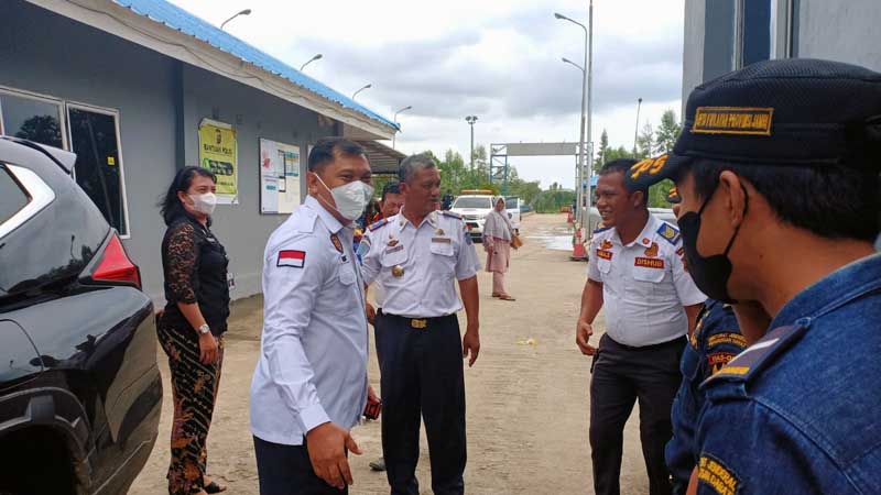 Syamsul Juhari didampingi koordinator Pelabuhan Roro Abdi Iskandar Muda Siregar menyambut kunjungan Kepala BPTD Wilayah V Jambi Sigit Mintarso dan rombongan, Selasa (8/11/22). FOTO : Ist