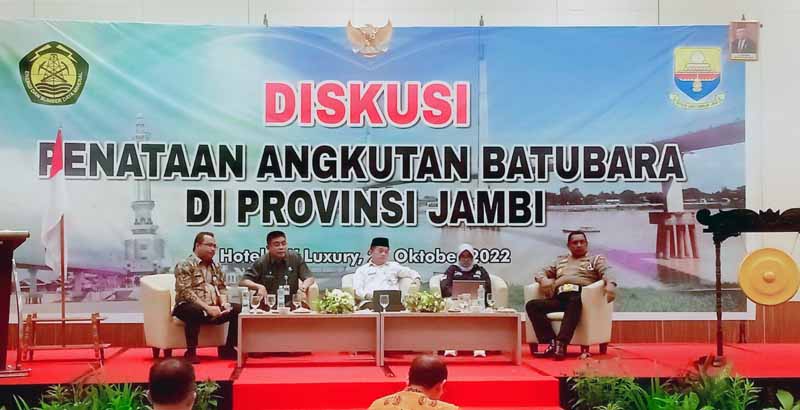 Pemerintah Provinsi Jambi Menggelar Diskusi Penataan Terkait Angkutan Batu bara di Hotel BW Luxury, Jum'at (21/10/22). FOTO : Dhea