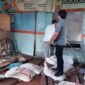 Kanit Tipiter Satreskrim Polres Tanjab Timur IPDA Azizy, S.Tr.k Kawal Penyaluran Pupuk Subsidi, Kamis (2/3/23). FOTO : Humas